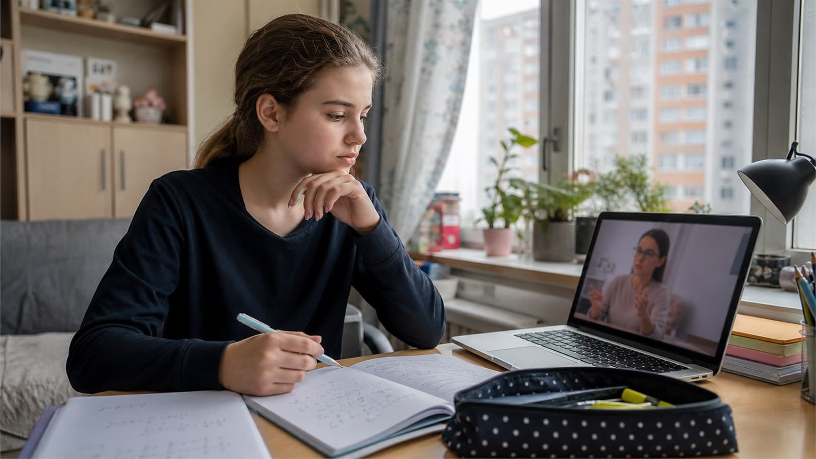 Школьница сравнивает занятия математикой с курсом и репетитором